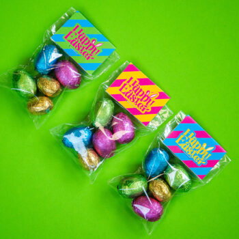 Paasrelatiegeschenk met chocolade, spelmateriaal en print, ontworpen door Burocad 